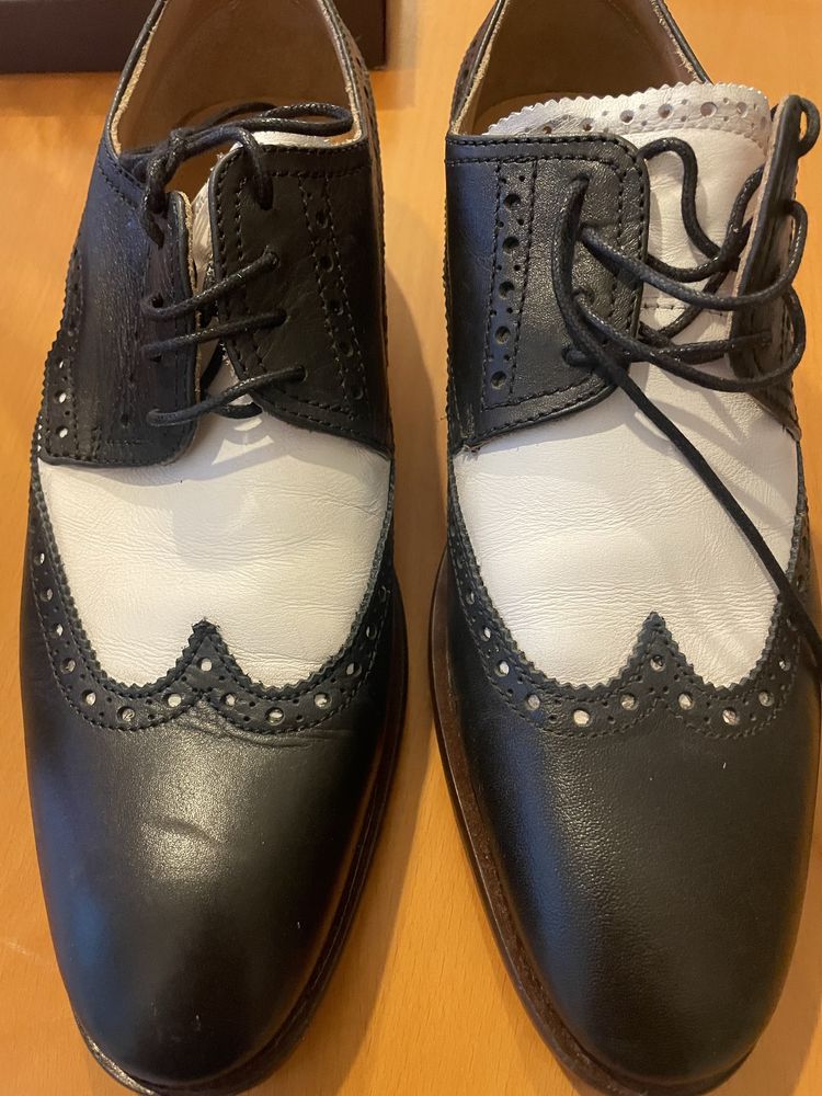 Sapato branco e preto