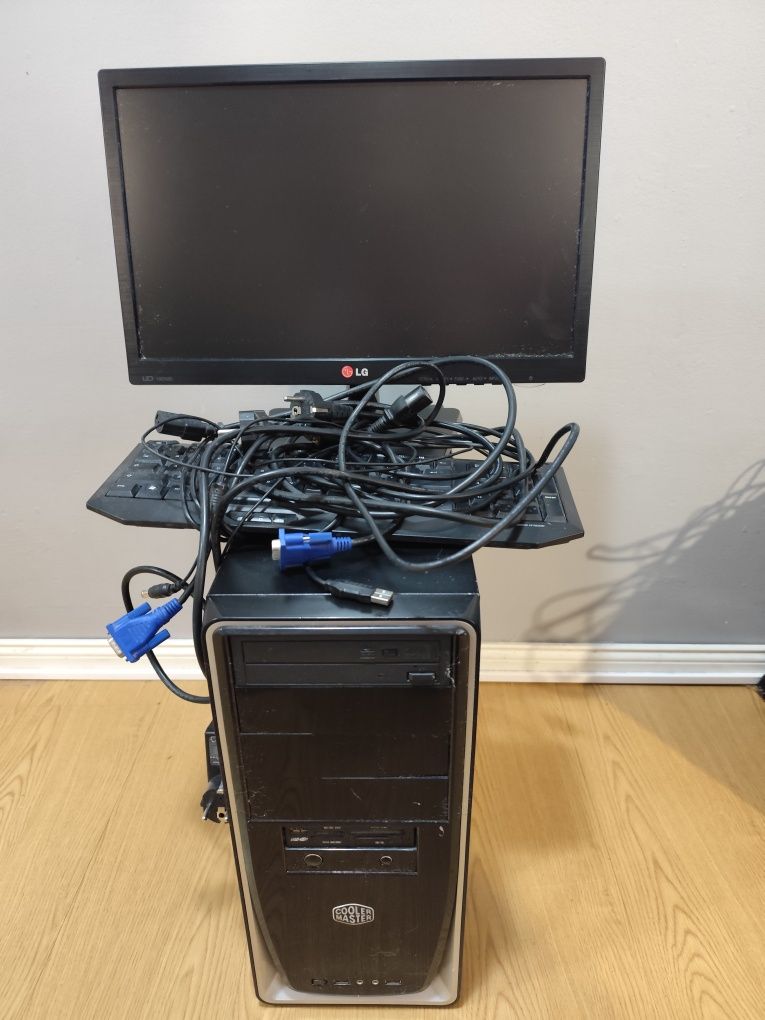Komputer z monitorem