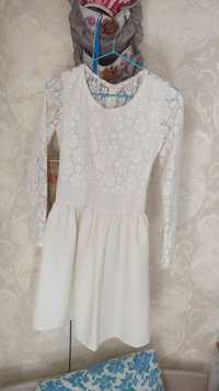Жіноча сукня біла