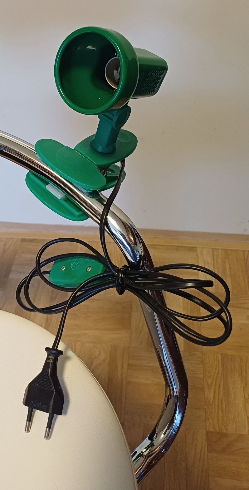 Lampka biurkowa  na spinacz  z przełącznikiem zielona