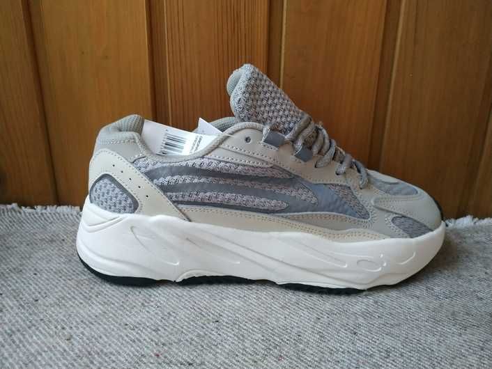 Женские кроссовки Adidas Yeezy Boost 700