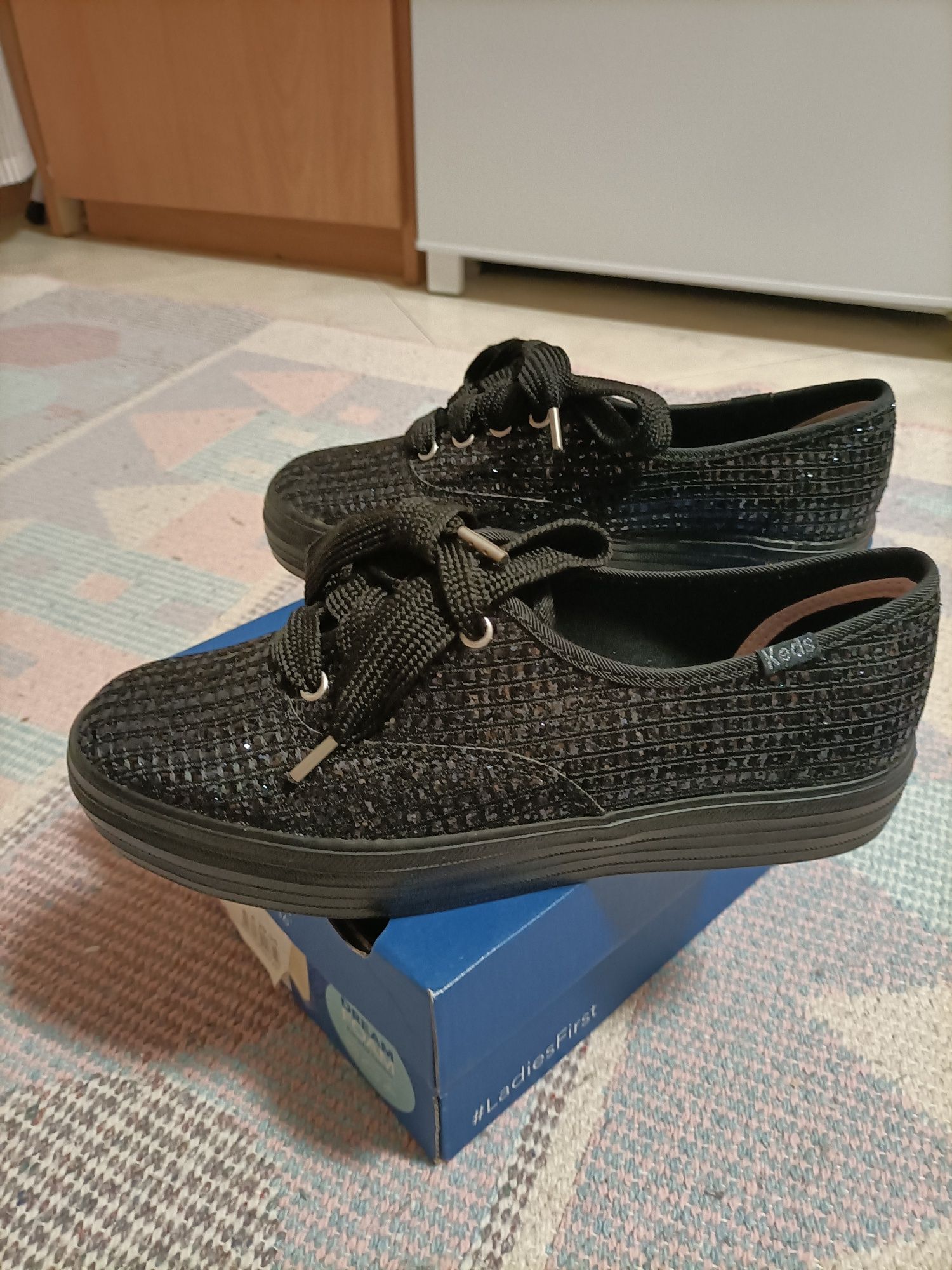 Tênis Keds  em preto brilhante