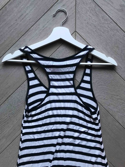 długa letnia sukienka w pasy marki Reserved w rozmiarze XS