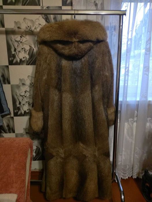 Шуба з натурального хутра, довга з капюшоном.