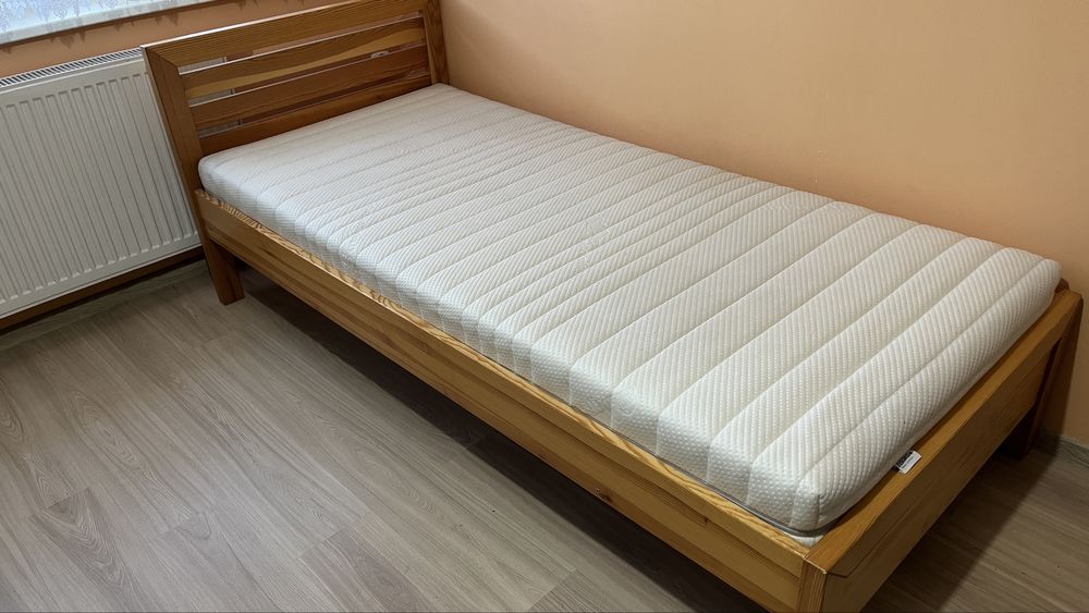 Łóżko drewniane, bardzo dobry materac!!!  jak nowe!!