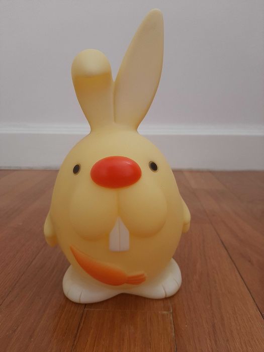 Coelho amarelo borracha
