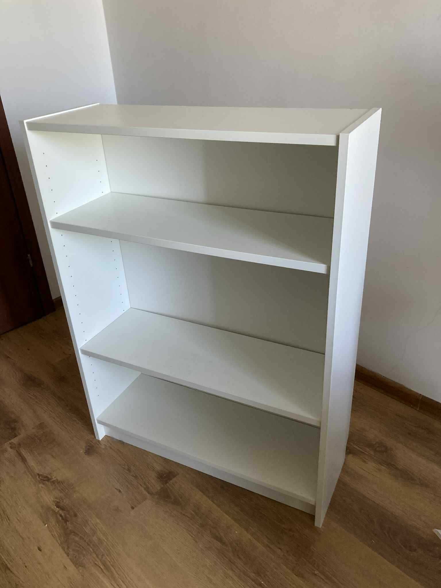 Biały regał idealny na książki
