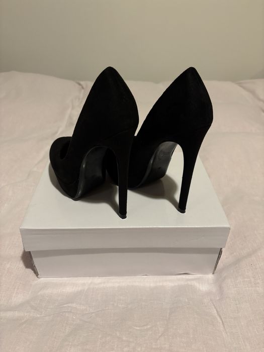 Wysokie czarne szpilki