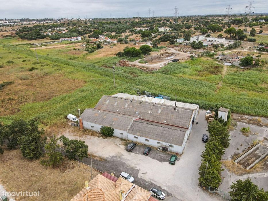 Vende-Se Armazém Com Terreno Para Construção Industrial