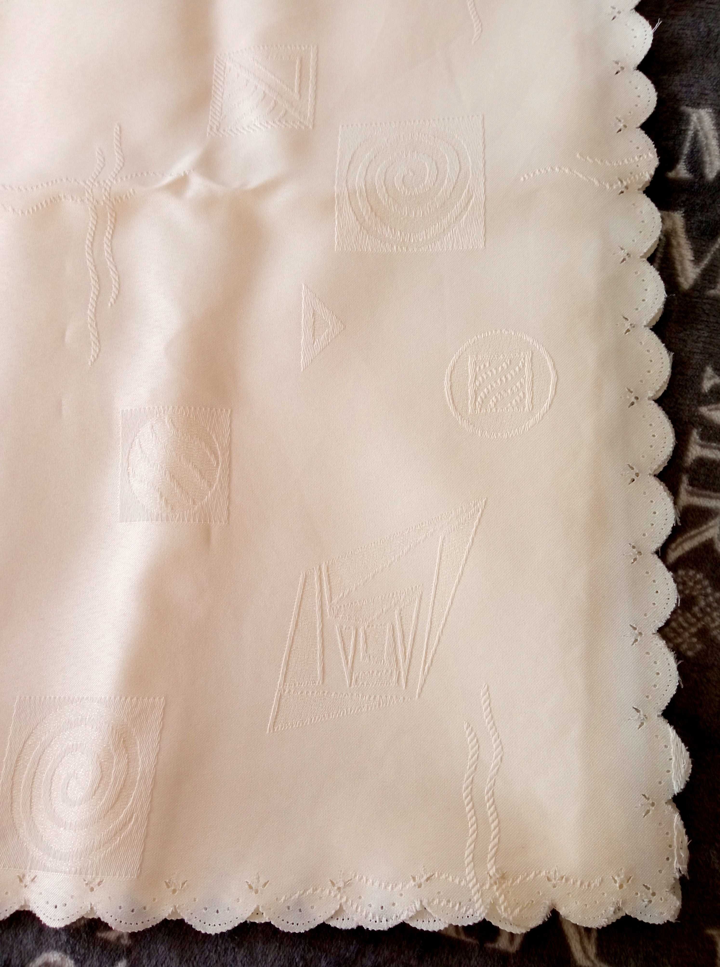 Obrus prostokątny plamoodporny kremowy ecru 127 x 158 cm