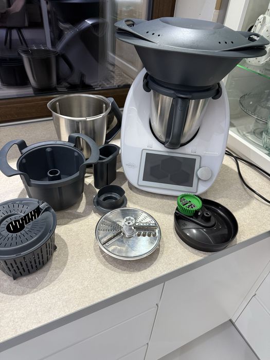 11 miesieczny Tm6 z dodatkami( misa naklafka , noze,spiralizer nowe