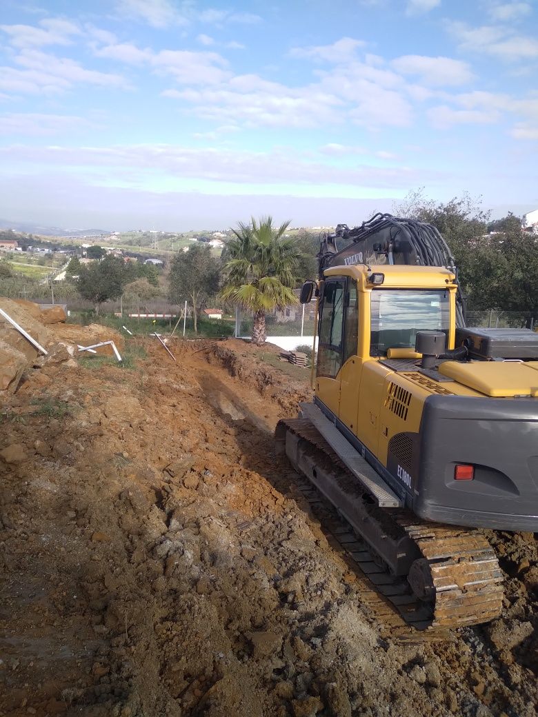 Serviço de escavadora com manobrador