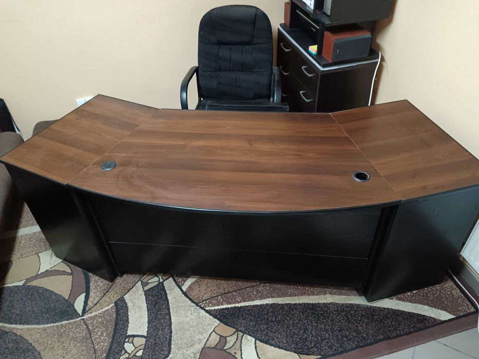 Biurko z szafkami i fotelem.