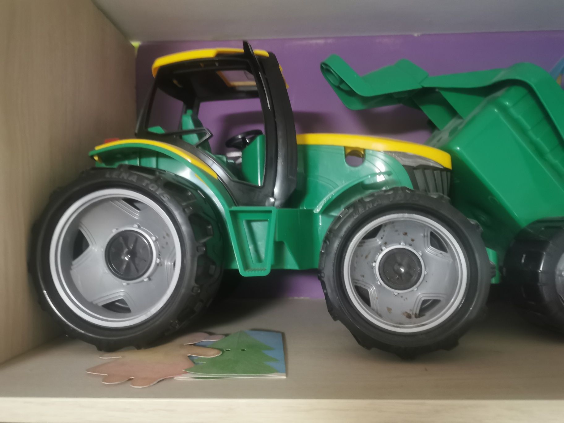 Traktor duży z przyczepą