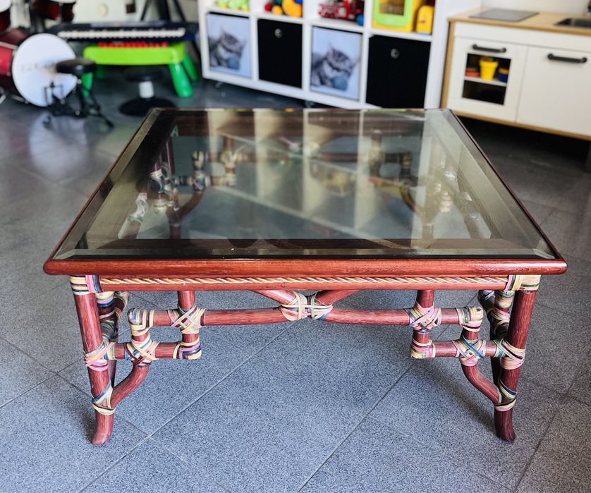 Mesa de madeira maciça com tampo de vidro