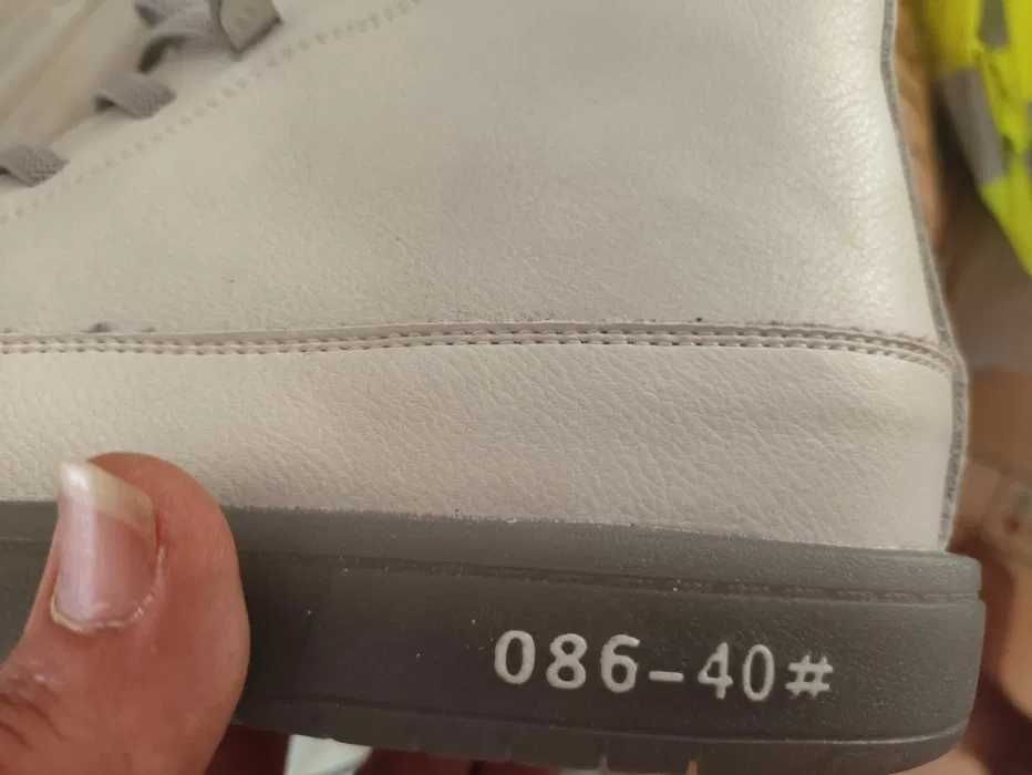 Bota branca de couro para mulher