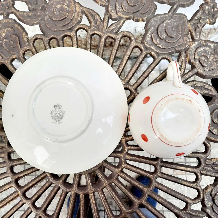 Conjunto vintage de um grande bule de chá e leiteira da Cesol