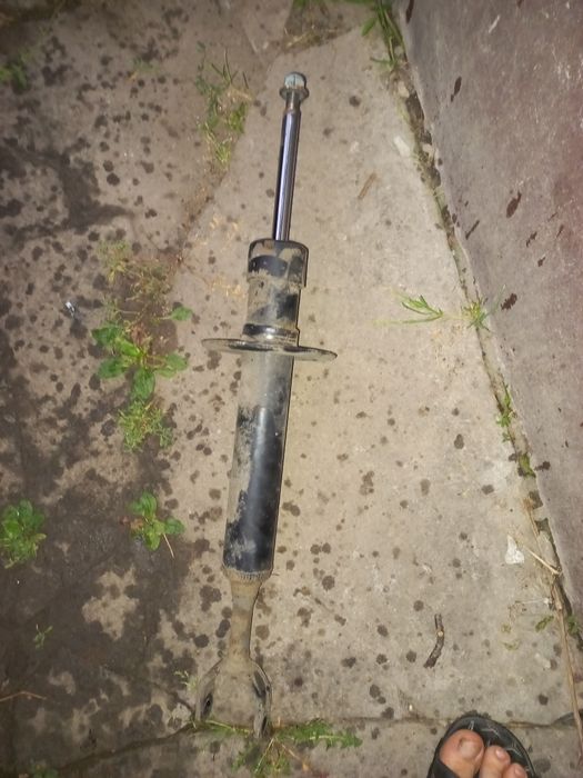 Стойки амортизатора Шкода суперб  1  передние