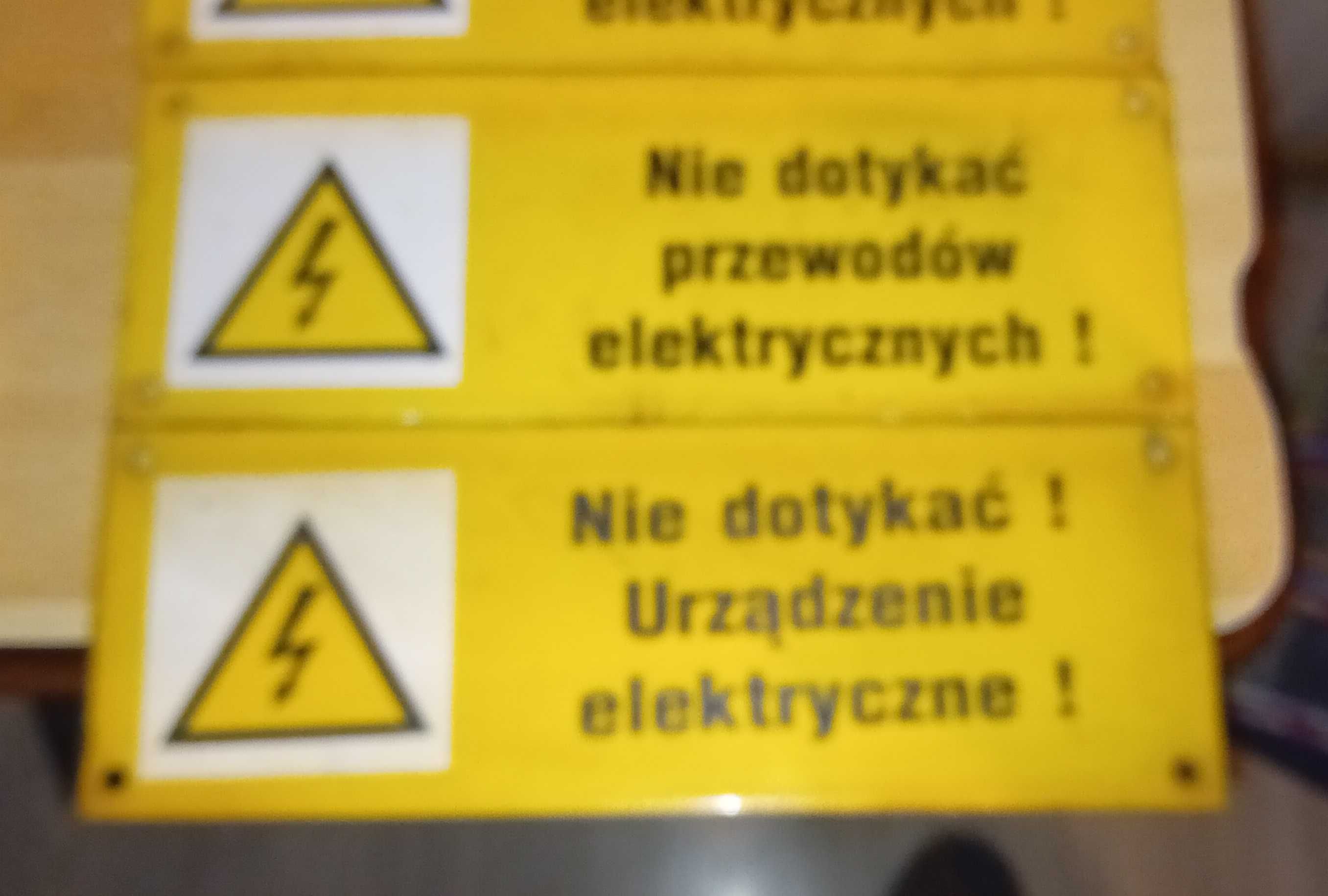 tablice nie dotykać przewodów elektrycznych