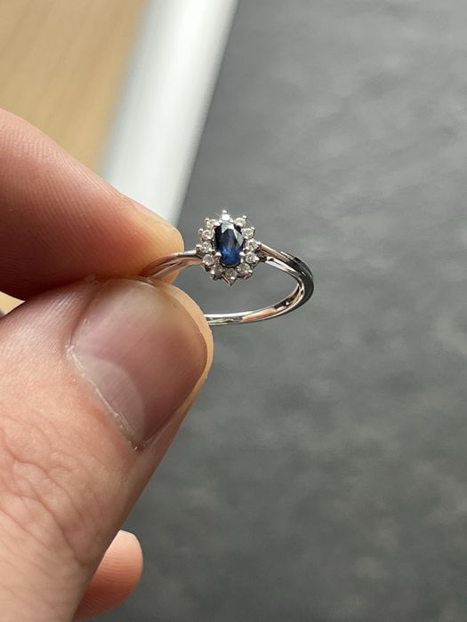 Pierscionek 13 szafir w białym zlocie i diamentach Jubitom