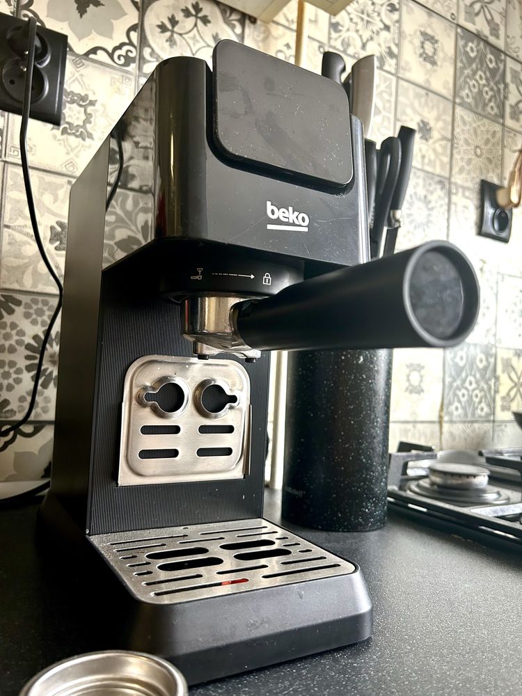 Ekspres ciśnieniowy kolbowy Beko CaffeExperto