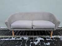 Skandynawska sofa dwuosobowa z drewnianymi nóżkami -srebrzysta szarość