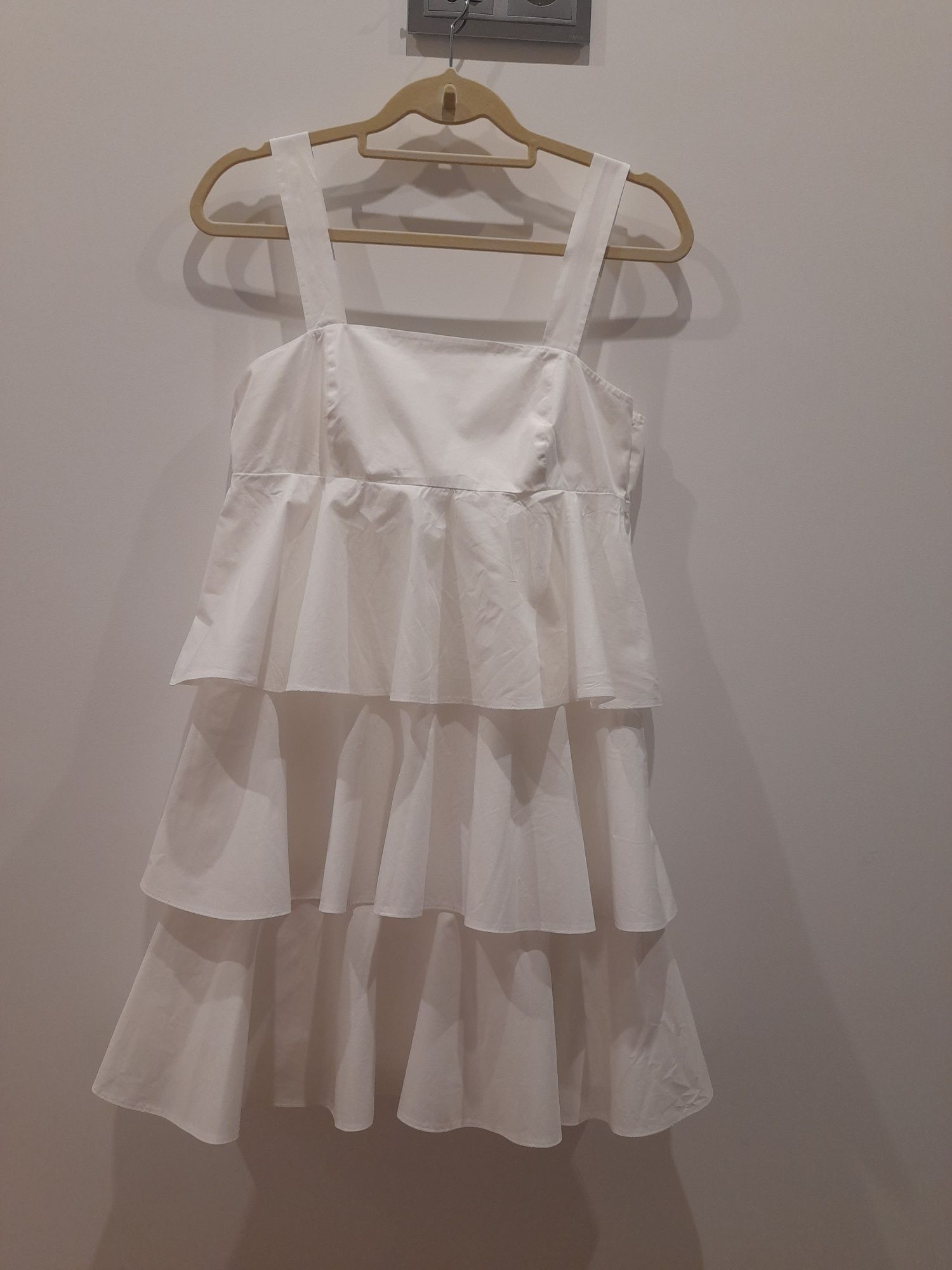 Vestido branco com folhos, Sfera