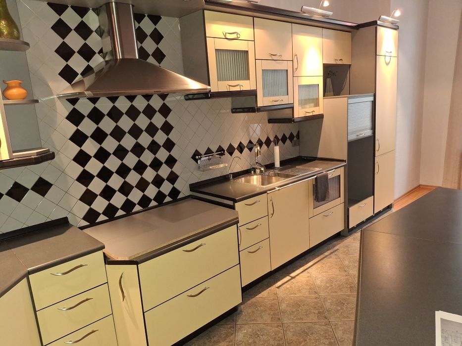 Meble kuchenne z okapem, piekarnikiem i zlewem