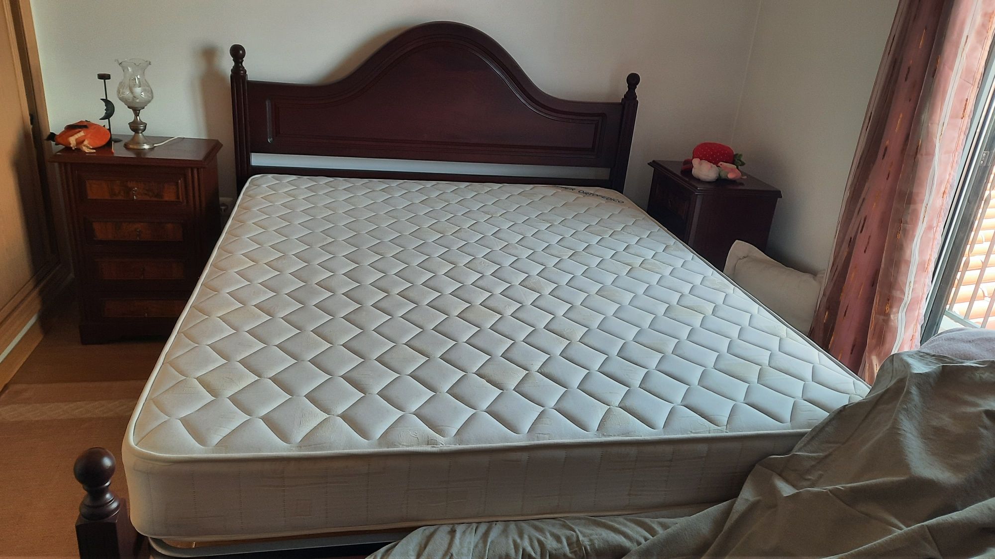 Cama Mogno+ colchao lusocolchão sem uso, boa qualidade
