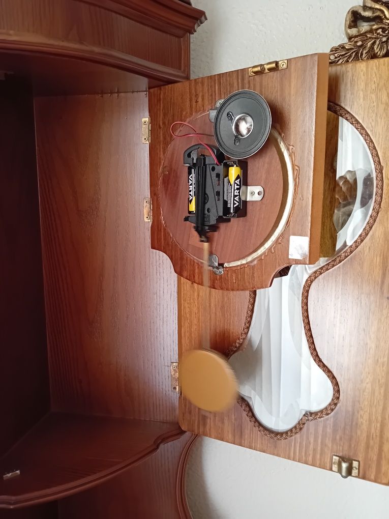 Vitrine Cristaleira de Canto com Relógio