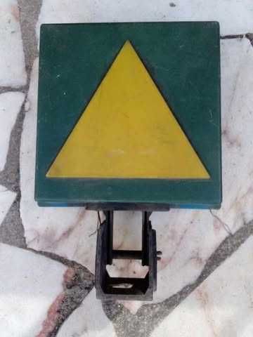 sinal de reboque com luz sineletica muito antigo