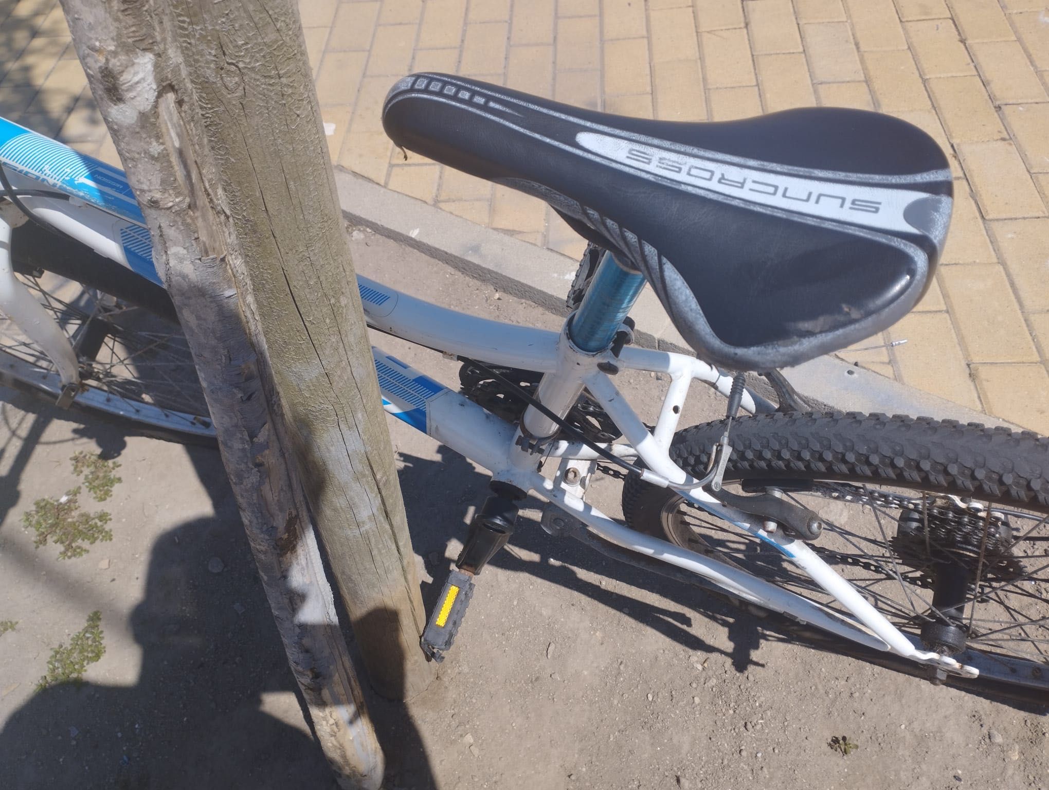 Bicicleta de adolescente em bom estado