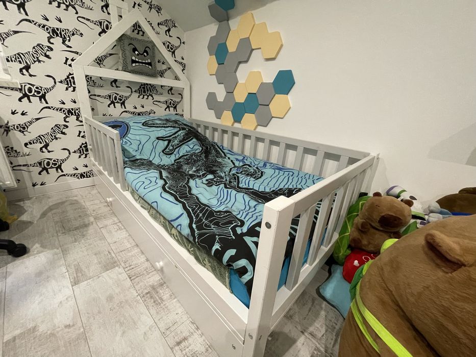 Łóżko dzieciece drewniane z materacem