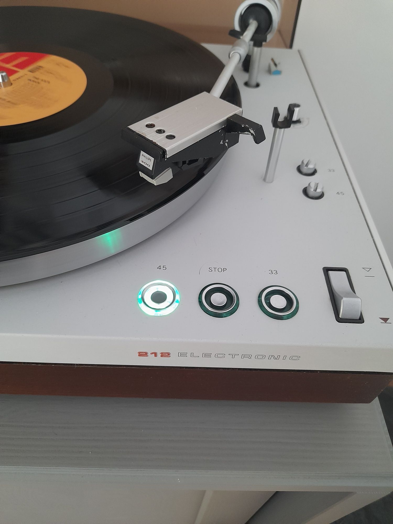 Gira discos Philips GA212