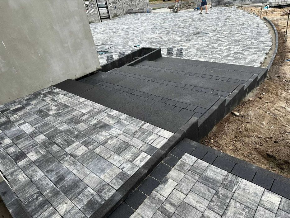 Układanie kostki brukowej i montaż ogrodzeń
