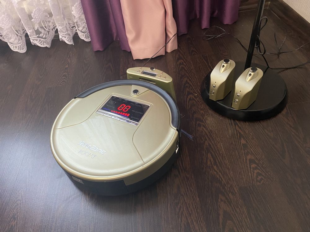 Робот пилосос Robzone.