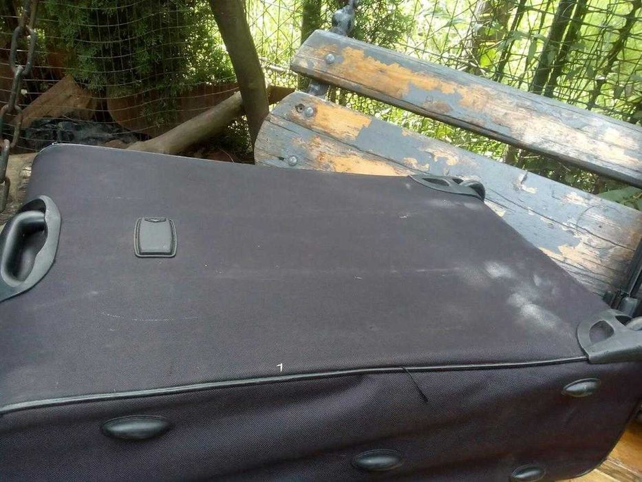 ВалізаПЛАСТИКОВА на колесах. чемодан. 64см