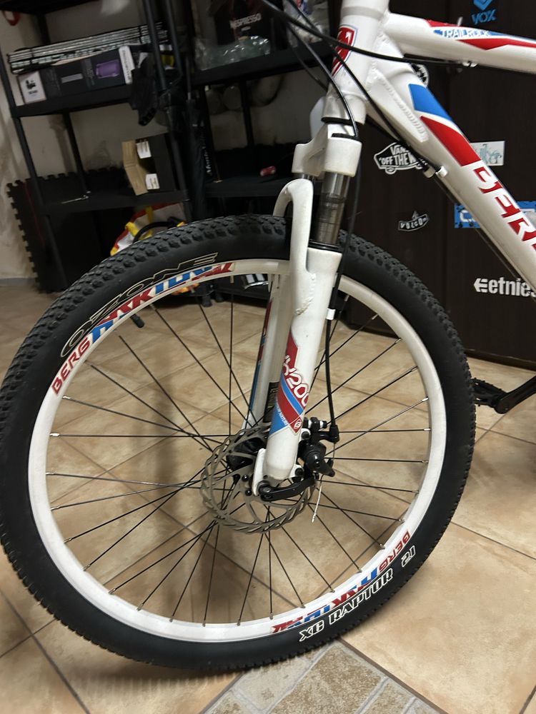 Vemdo bicicleta todo terreno