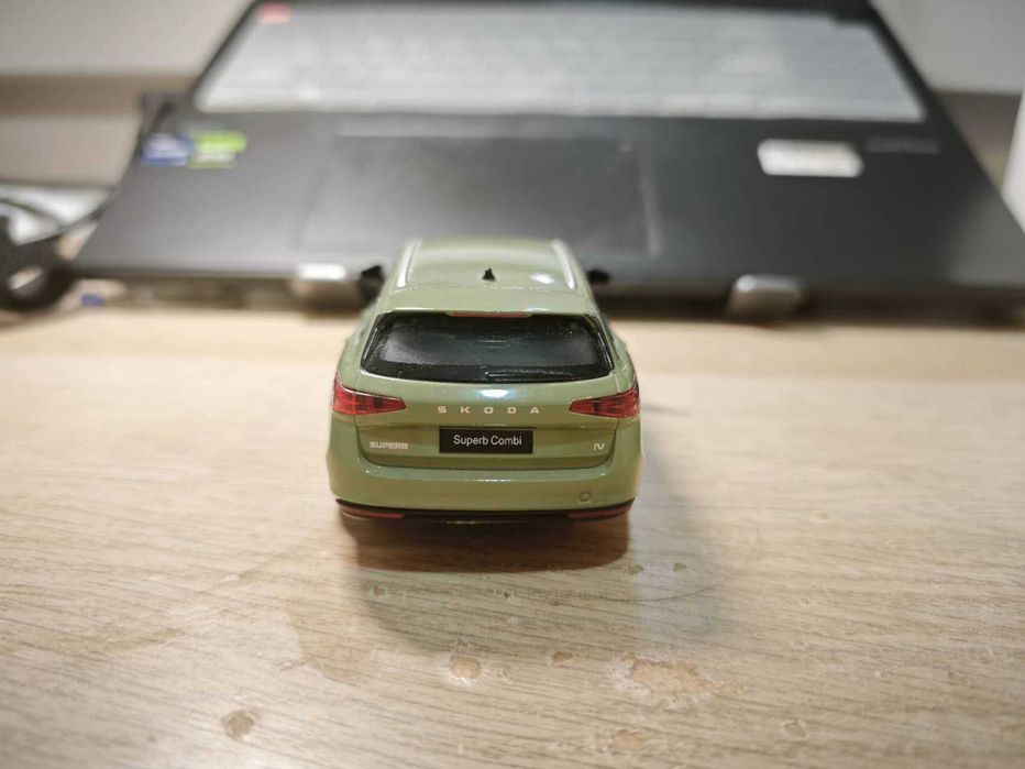 1/35 Skoda Superb miniatura