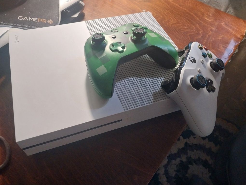 Консоль xbox one s, повна комплектація + 1 геймпад. Можливий торг