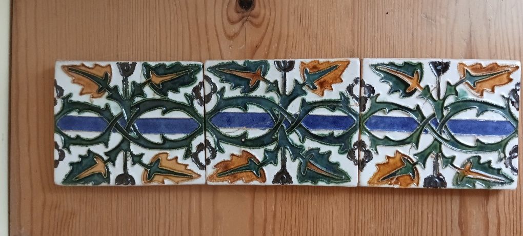 Conjunto de três azulejos hispano árabes feitos a mão.