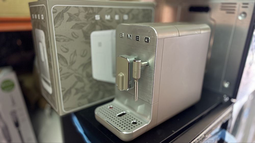 Máquina de Café SMEG BCC02TPMEU com cappuccinador (19 bar - Taupe)