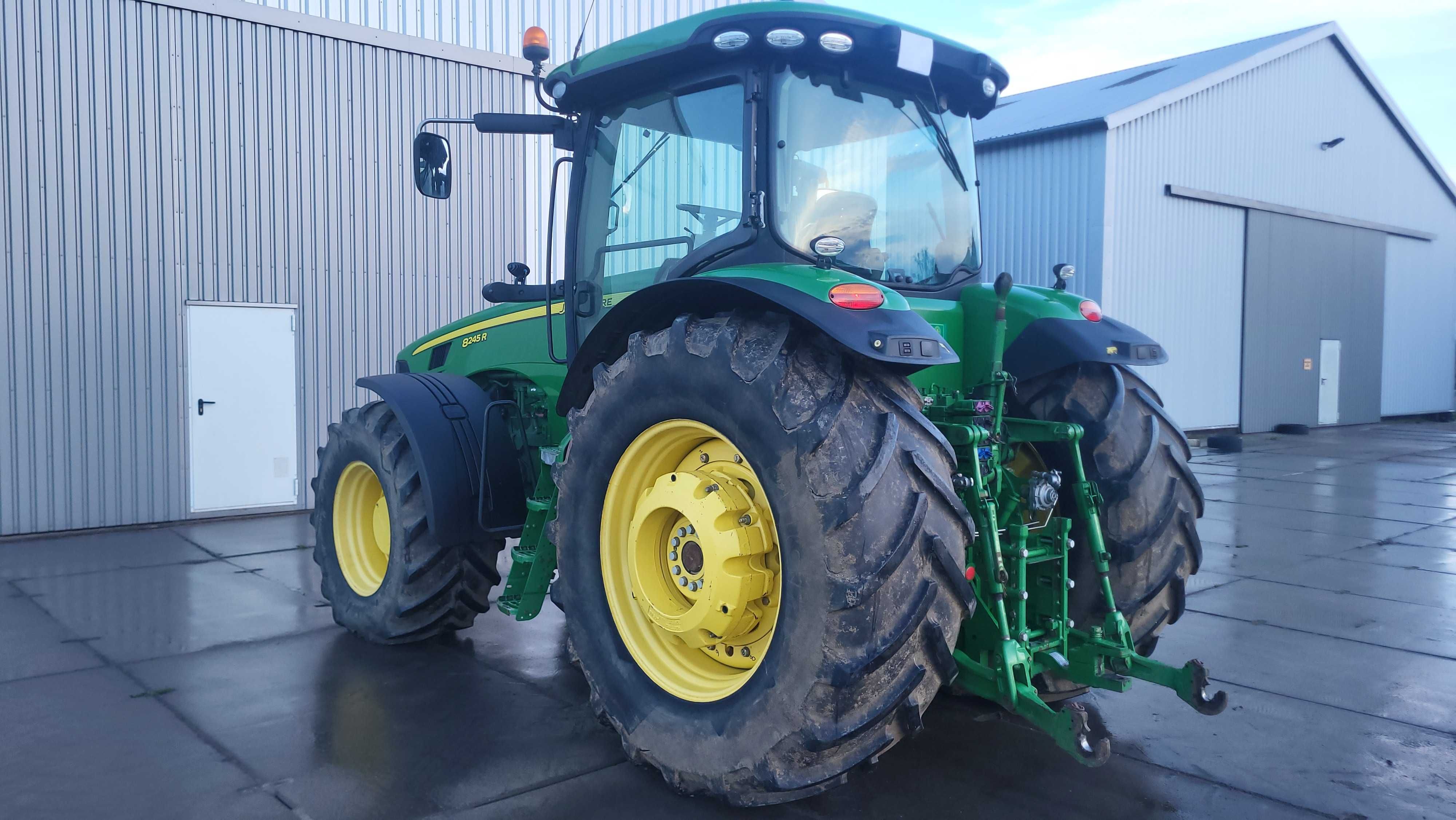 John Deere 8245R