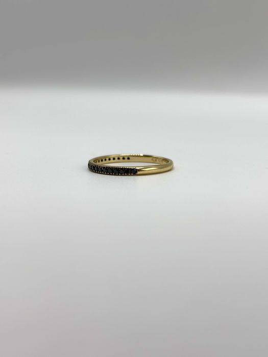 Złota obrączka pierścionek z czarnymi brylantami
