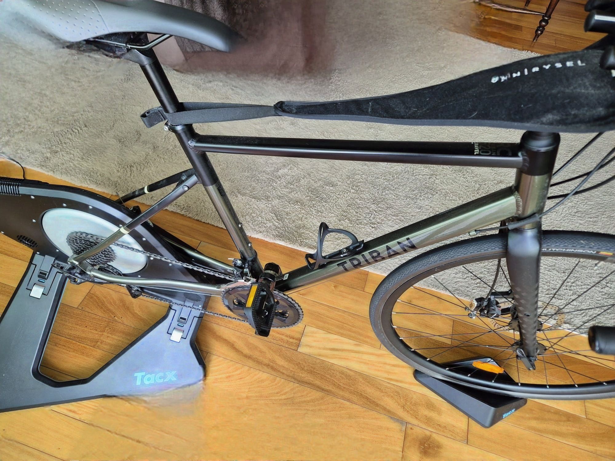 Rolo de treino TACX NEO 2 + Bicicleta TRIBAN RC 520