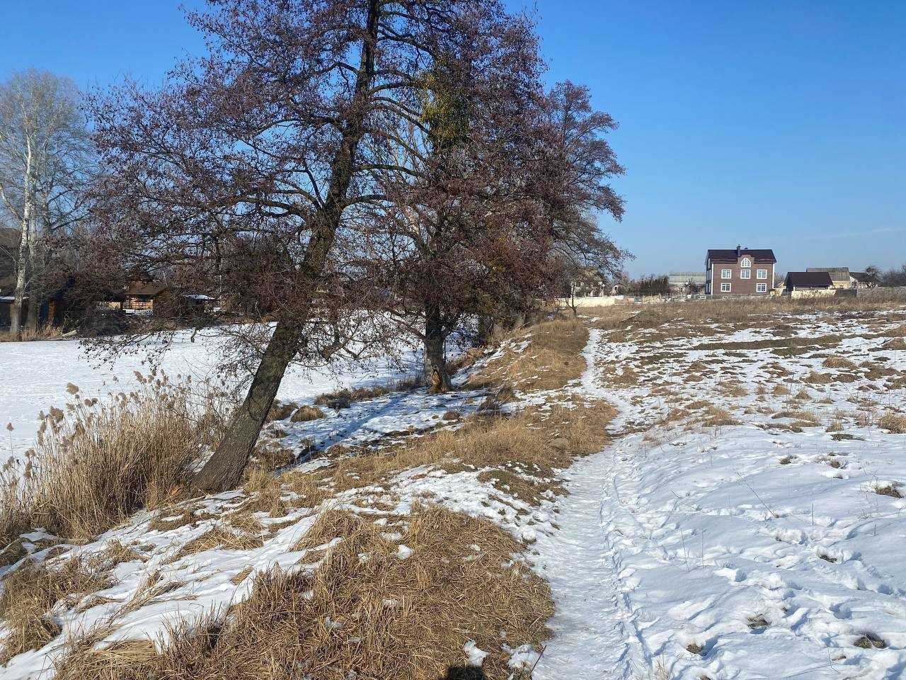 Продаж: Ділянка, с. Микуличі в мальовничому місці на березі озера