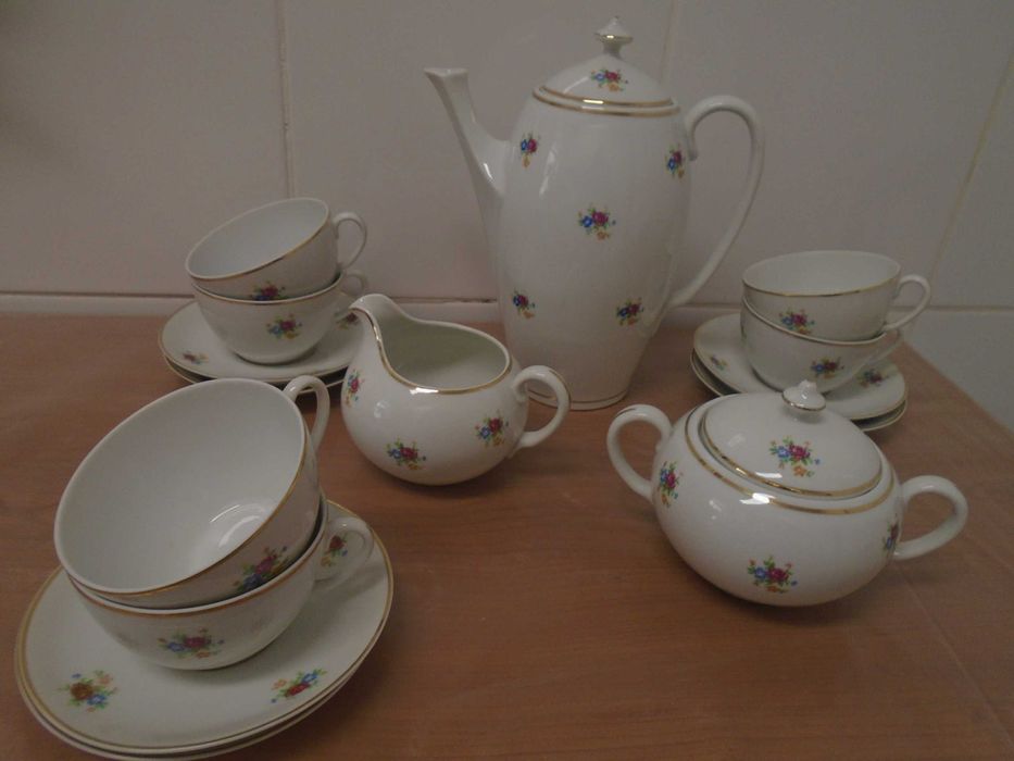 Serviço Chá  bonito e antigo. Cerâmica Candal