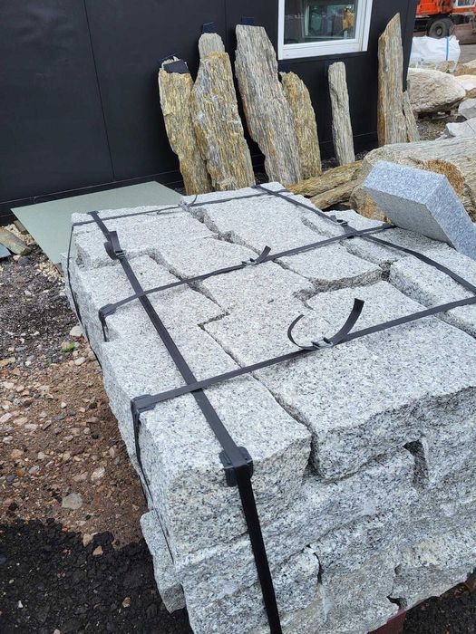 Granit murowy surowy łupany Kamień murowy szary Słupek granitowy szary