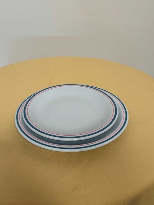 Prato branco com fio azul - Diâmetro 18 cm - Qtd. 74 Und.