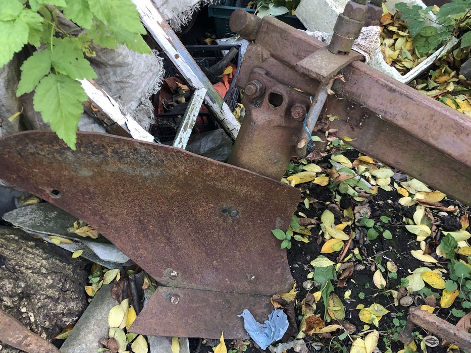 Плуг двох корпусний . Стан нового.